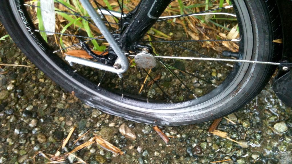 비오는날 자전거 바퀴가 또 터졌다. 펑크 어게인.